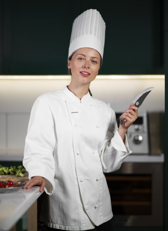 Huusk கத்தியுடன் எல்லி கிளார்க்